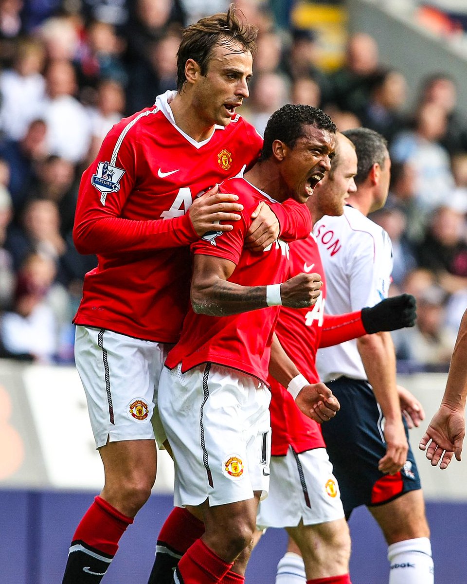 Nani and Dimitar Berbatov celebrating together in Manchester United colors. 

Just like the good ol' days 🥺