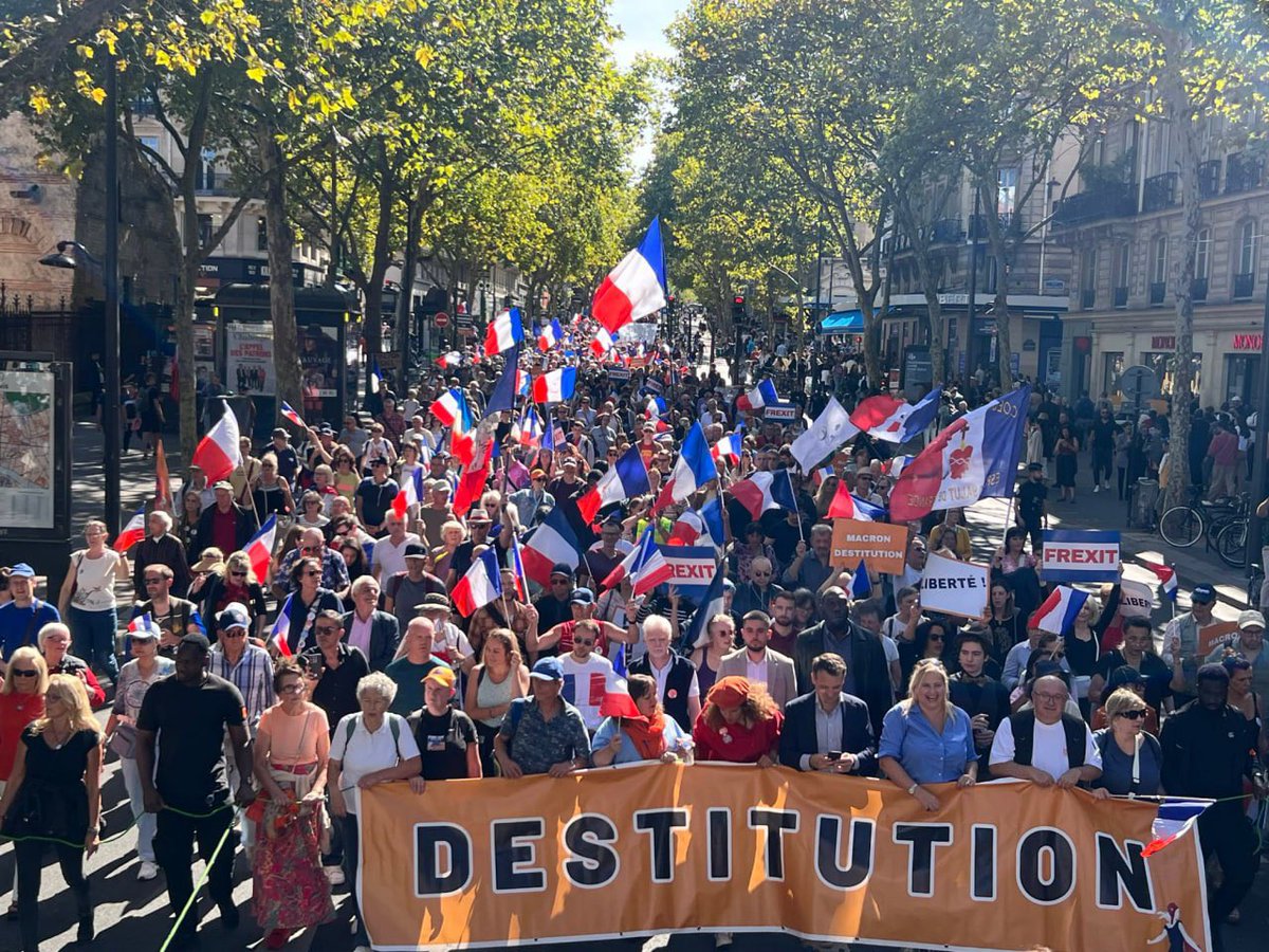dessere88fenice's tweet image. Buon pomeriggio da Parigi 🔥☝️🇫🇷👀

🚨🇫🇷 Grandi folle a Parigi in questo momento che chiedono #MacronOut e #Frexit!

Il messaggio è forte e chiaro: "Macron, Ursula, fuori! Ora!"

🔗 globaldissident