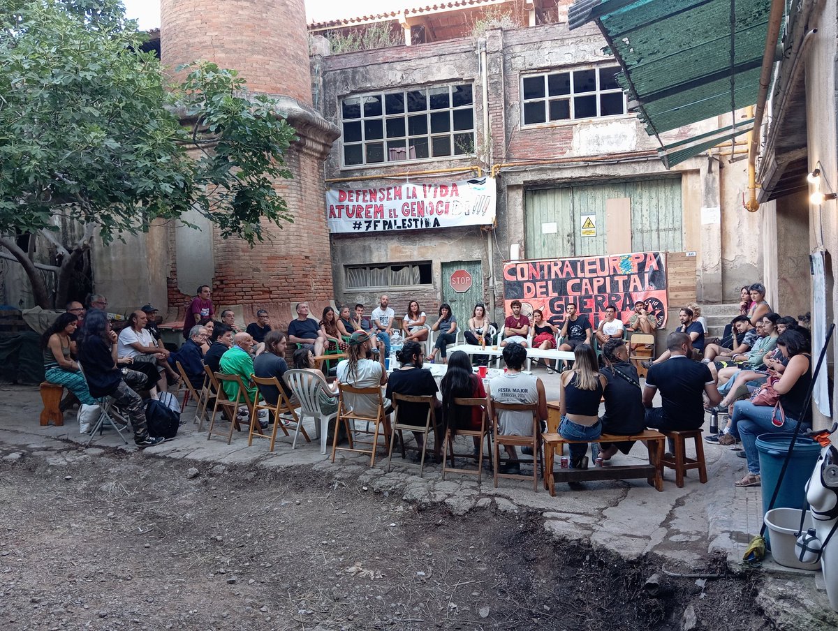 Èxit total a l'assemblea oberta convocada per l'assemblea d'okupes de #Terrassa al pati del nou centre social alliberat. 
Unes 70 persones reunides per organitzar la lluita contra l'especulació i la defensa de l'espai.
SAREB i Ajuntament us plantarem cara!