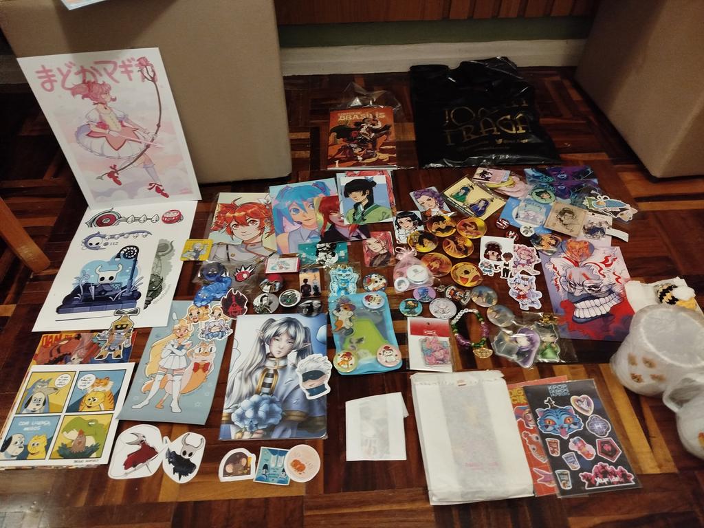 Tudo que eu e <a href="/maiayuumi/">m'aia</a> compramos apenas no primeiro dia do Artist's Alley no Bon Odori 2025, Sempre se mostrando a melhor parte de todo o evento, foi um prazer comprar com todos esses artistas talentosos