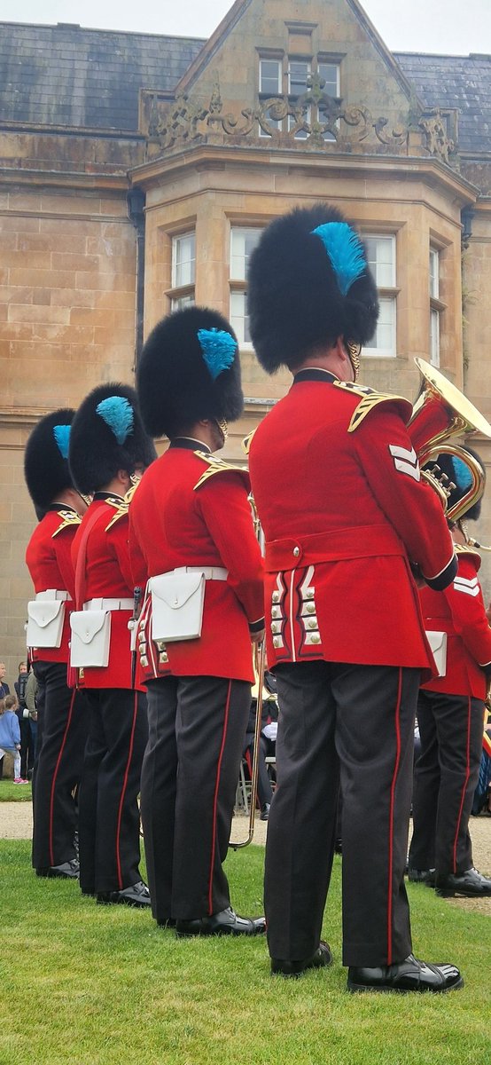 An absolute treat getting to see the Irish Guards in Bangor. Today was the first time they have exercised their right to parade in Bangor in their 125 year history. What a celebration! #IrishGuards