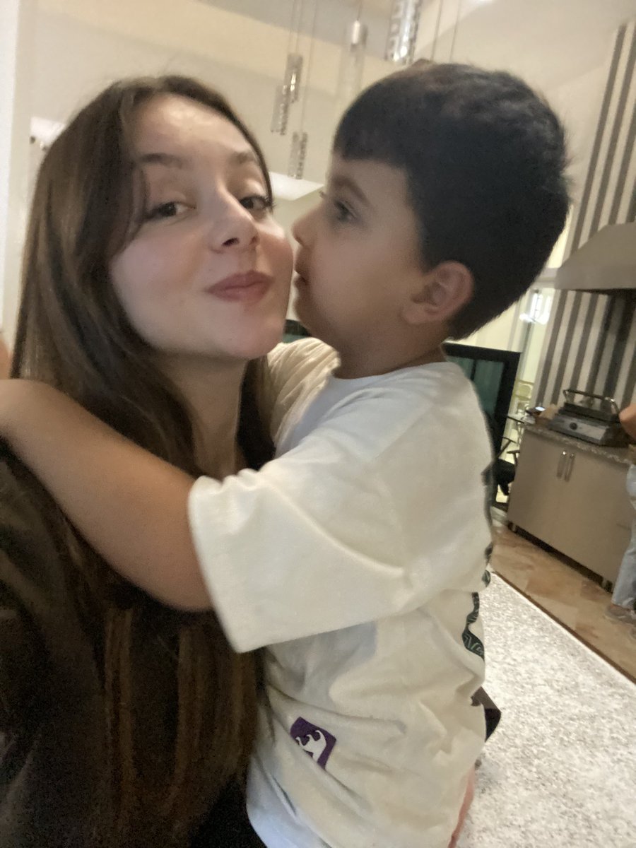 bu yavrunun adı eymen onu çok seviyorum o da beni çok seviyor olmalı ki “bu göbeğin niye açık herkes görsün diye mi böyle giyiniyorsun dedi”🥰 (hala toksik kıskançlığı sevmek sanıyorum)