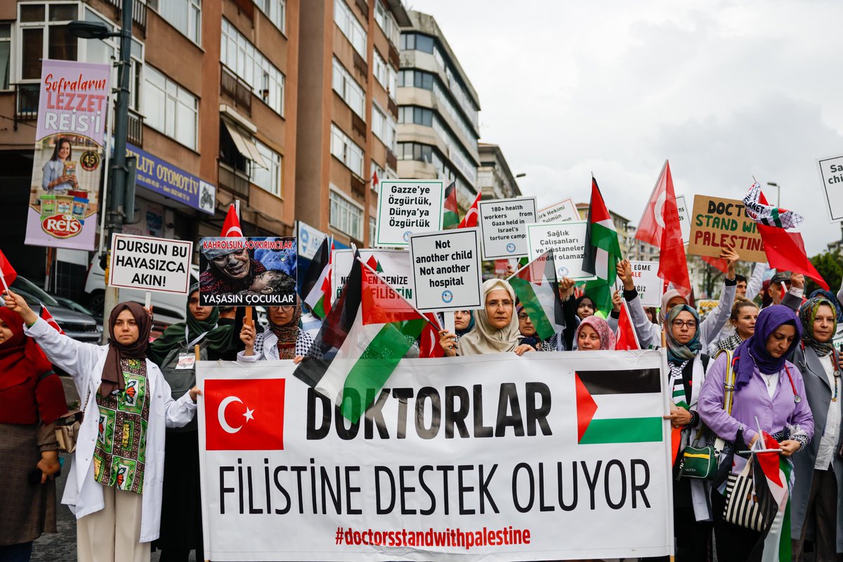 Nehirden Denize Özgür Filistin! 🇵🇸🇹🇷

Gazze’deki ablukayı kırmak ve soykırımı durdurmak amacıyla yola çıkan Küresel Sumud (Kararlılık) Filosuna destek olmak için Fıstıkağacı Metro’dan Üsküdar Sahile yürüdük. 

#Kararlılık
#Sumud