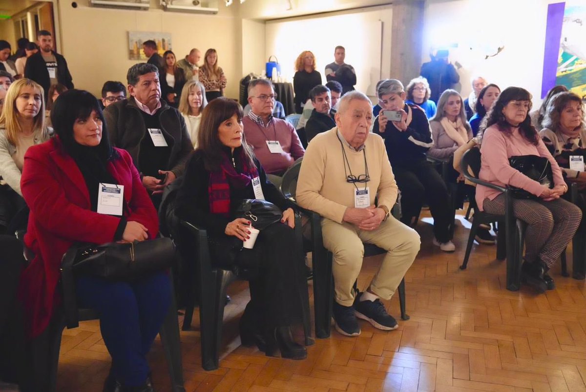 Organizamos un conversatorio con docentes e investigadores sobre la situación del CONICET. Gracias al vicegobernador Miguel Acevedo, al senador <a href="/JuanManzurOK/">Juan Manzur</a> y al diputado <a href="/pyedlin/">Pablo Yedlin</a> por acompañar. Debemos a seguir defendiendo la educación y la ciencia, claves en el desarrollo.