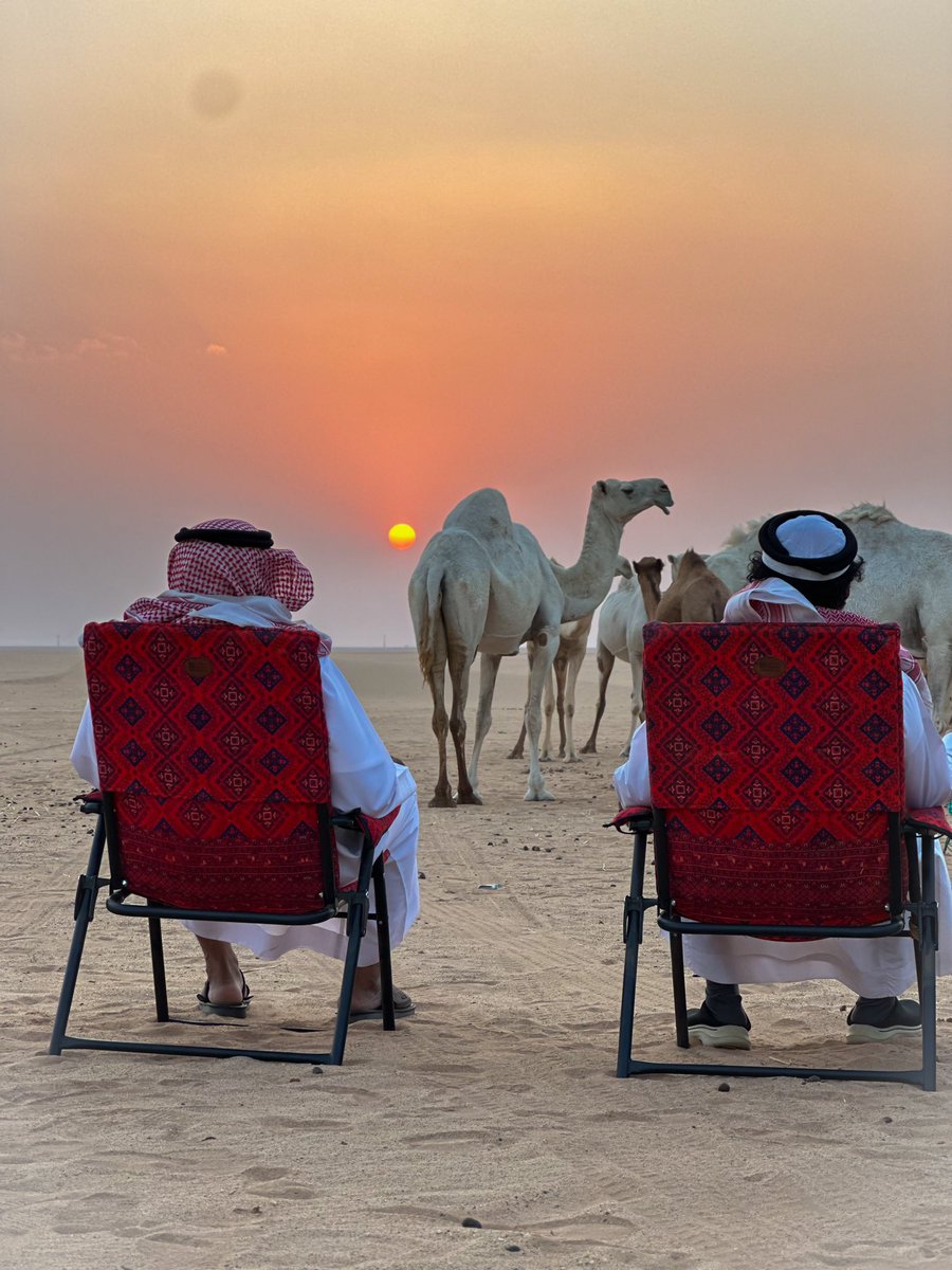 2lji7's tweet image. أبي لي ساعة ٍ تبتّل فيها للشفوف عروق
تعال وهات معك الساعة اللي نختلي فيها
— سعود مهدي