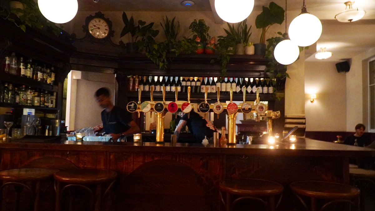 philosophycurry's tweet image. ガチインド料理があり色々な酒も飲めるかっこいいデシパブ、日本に作りたいぜ。
ベルプリ、オクラのバッジ、マンゴーのサンバル、タンジャヴールチキン、パロタ。