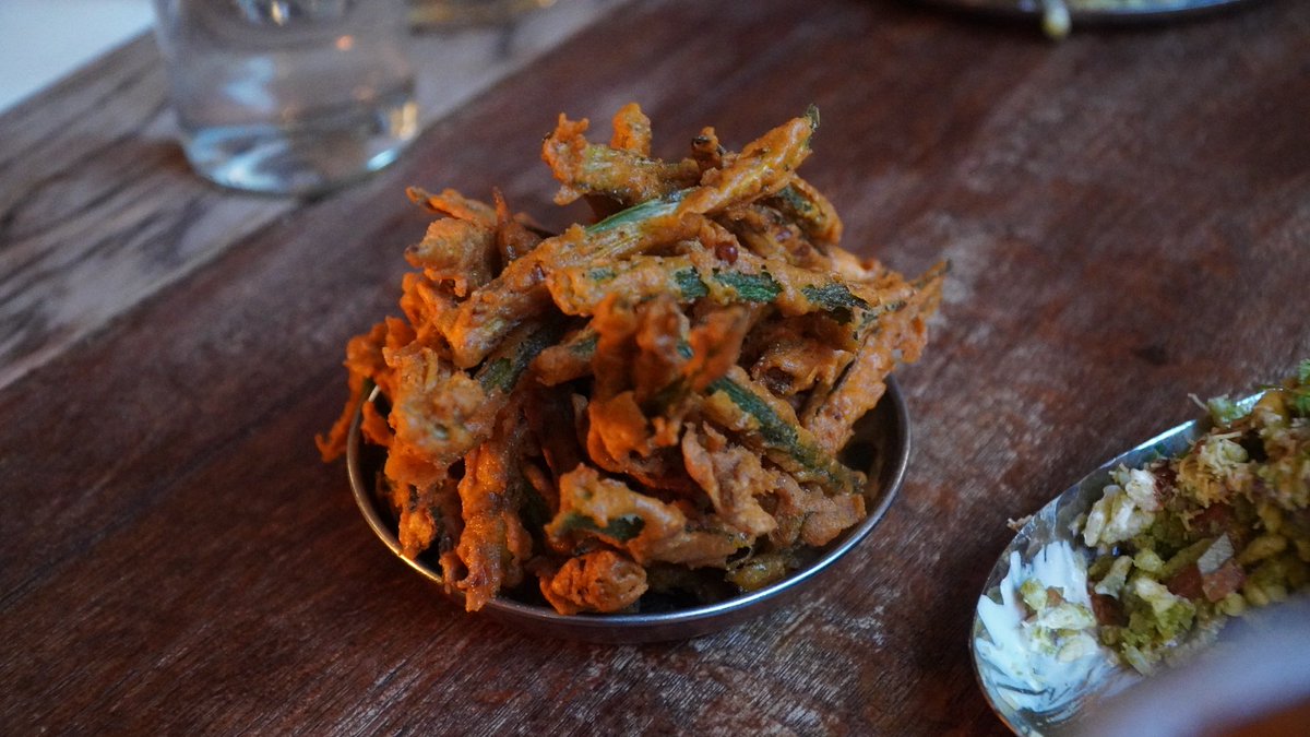 philosophycurry's tweet image. ガチインド料理があり色々な酒も飲めるかっこいいデシパブ、日本に作りたいぜ。
ベルプリ、オクラのバッジ、マンゴーのサンバル、タンジャヴールチキン、パロタ。