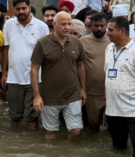 DevenderYadav_'s tweet image. Punjab की सेवा में पहले दिन से मजबूती से डटे हुए है @msisodia जी।

पंजाब के भाजपाई और कांग्रेसी दिन  रात दिल्लीवाले दिल्लीवाले चिल्लाते है,लेकिन आज वो सब लापता हैं।मोदी और राहुल गांधी विदेश घूम रहे हैं।

मनीष जी और पूरी आम आदमी पार्टी जी जान से पंजाब की सेवा में जुटी हुई हैं।…