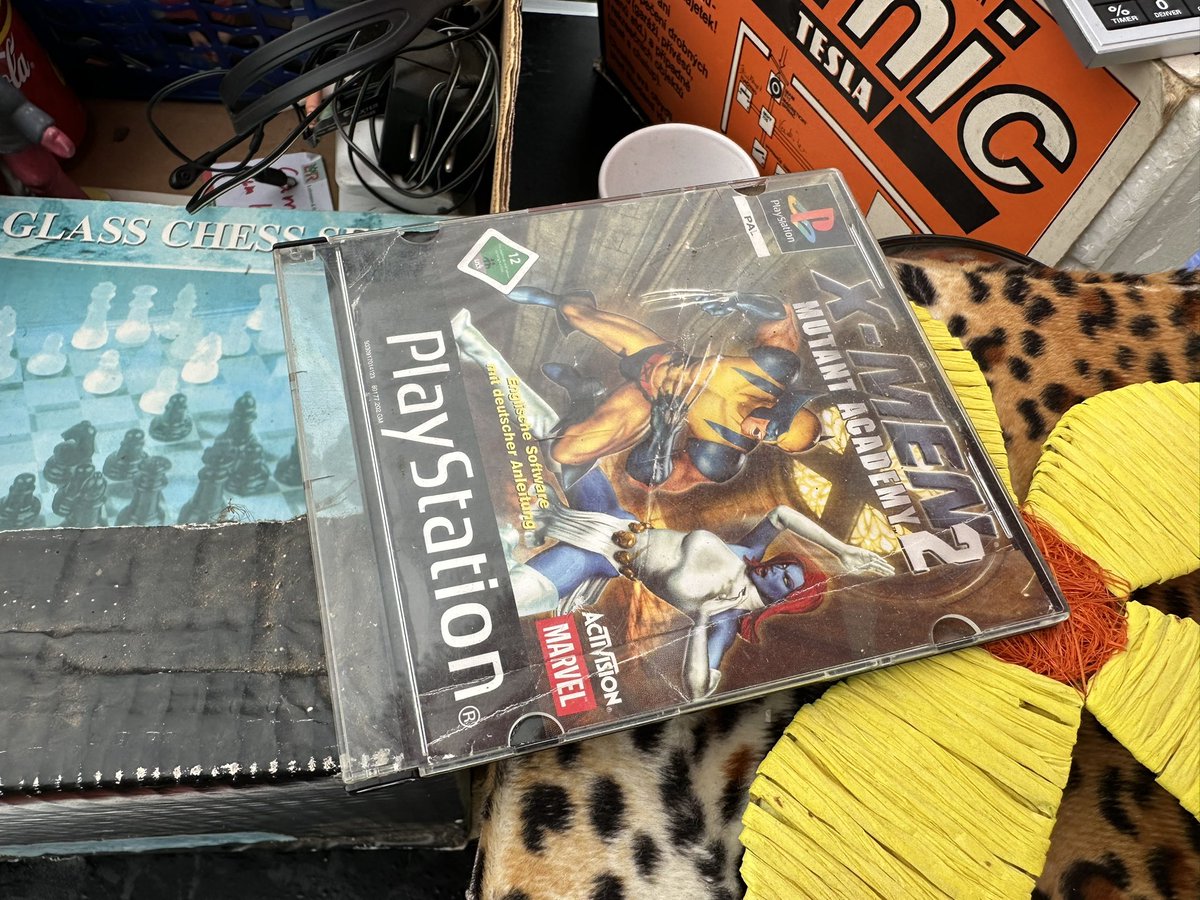 So ein zerpflücktes #Retrospiel für #PS1 auf dem #Flohmarkt zu sehen, ist immer etwas traurig. Schade, dass einige Vorbesitzer sich den Platz für die Originalhüllen sparen wollten. Das #XMen #MutantAcademy2 sollte übrigens stolze €8 kosten.