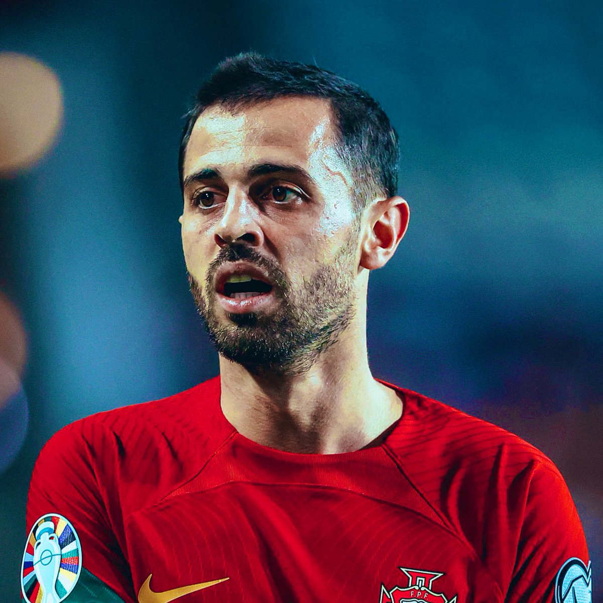 Ruben Dias starts, while Bernardo Silva begins on the bench with the Portuguese national team. 🇵🇹