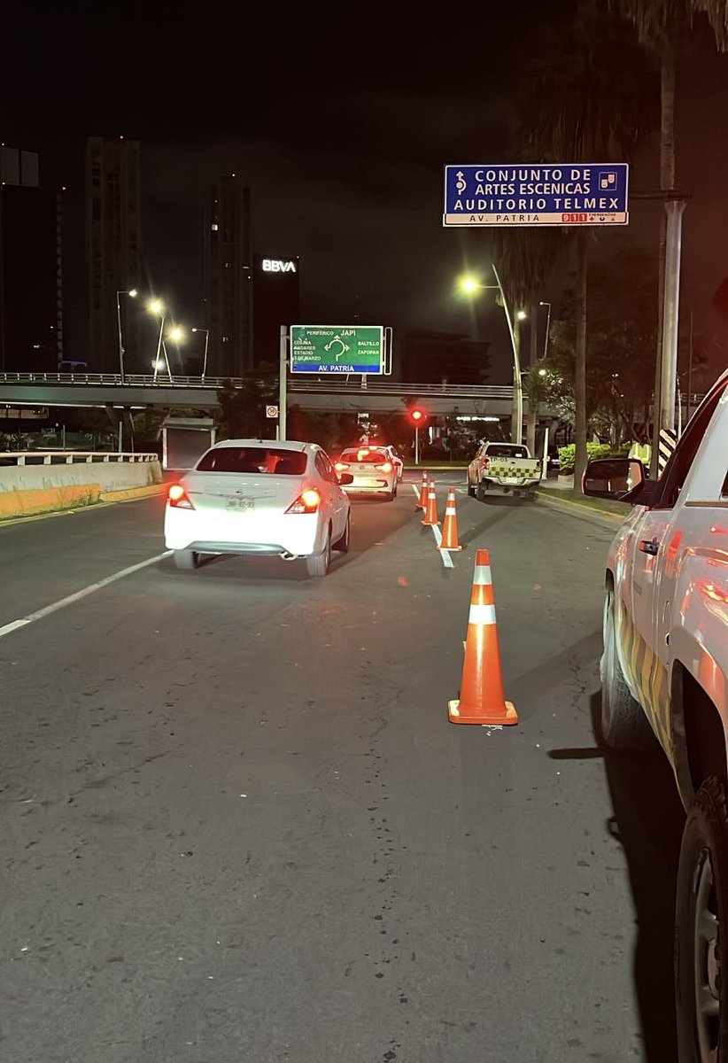 MonrazDiego's tweet photo. Anoche se llevó a cabo otro operativo más de supervisión a vehículos de plataforma y taxis en zonas de concentración de jóvenes del AMG, como por ejemplo Plaza Pabellón o Chapultepec. Y con esto inhibir o sancionar a vehículos irregulares que pretendan ofrecer esos servicios. https://t.co/07rbvxq2Op