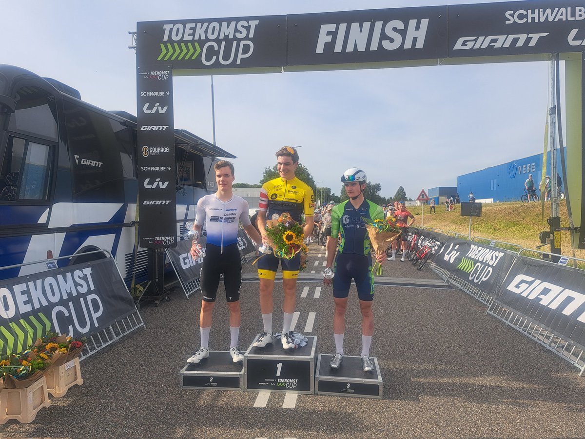 De podia van de Salverda Omloop van de IJsseldelta en de Giant Schwalbe Toekomstcup bij de junioren