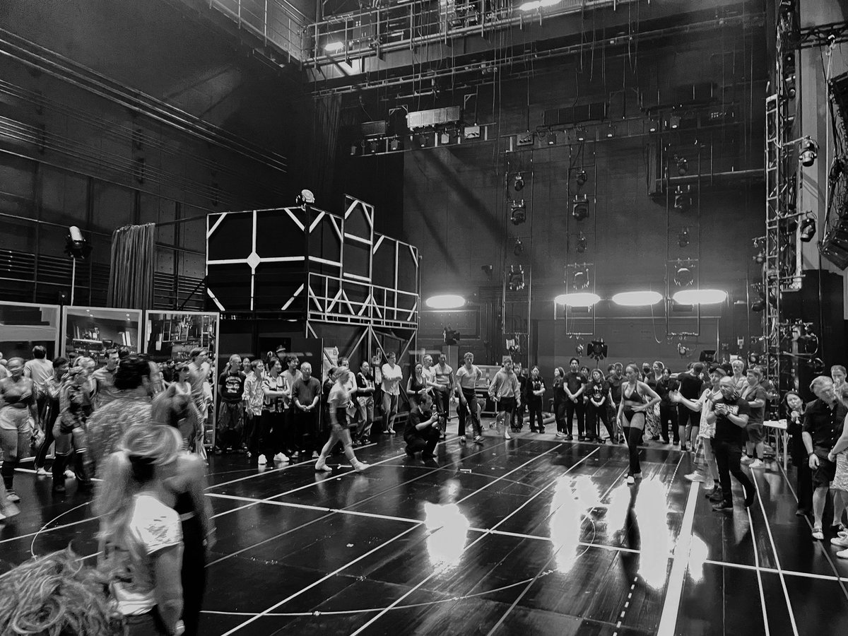 劇場と稽古場2つの拠点だった　#コーラスライン　JP and UKチーム総勢120名が本日劇場で一つになりました！
初日まであと2日！だあ！
本当に人と人が一つの目標に向かう時のパワーって！すごいよ！