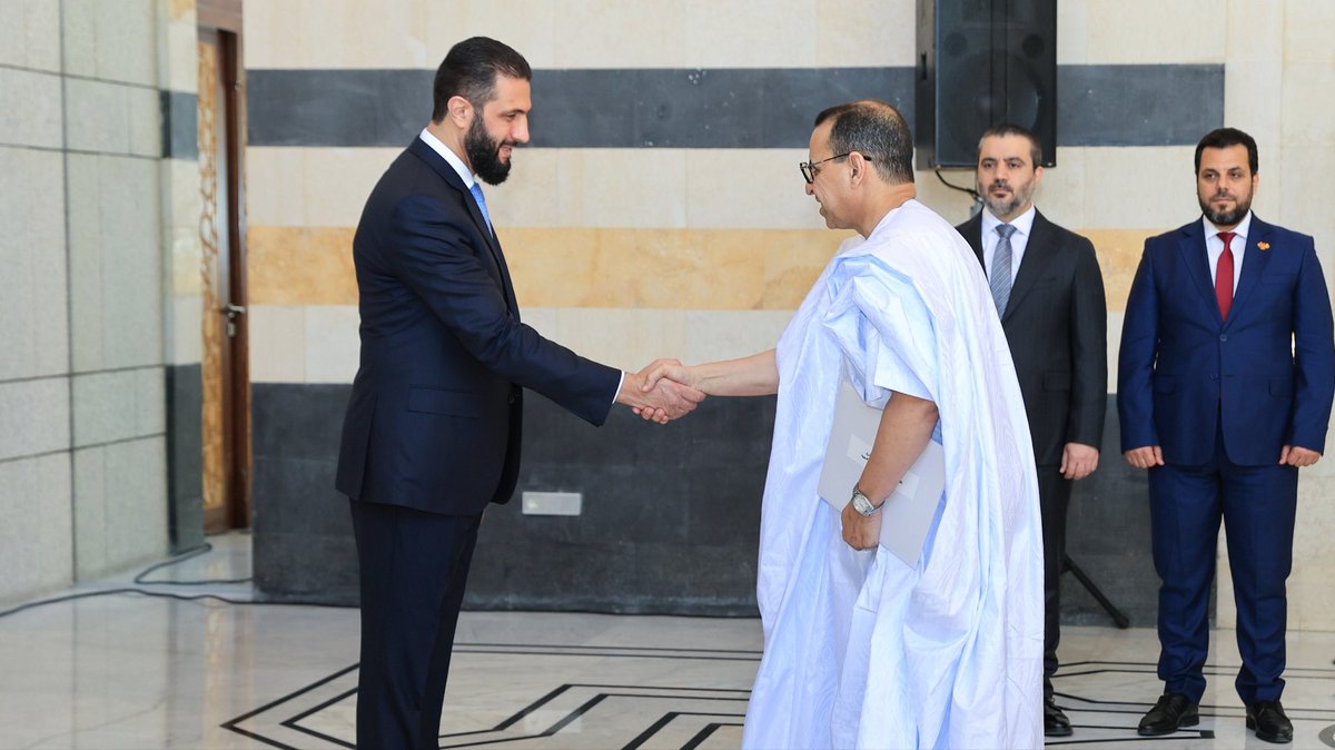 SimNasr's tweet photo. #Syrie l’ambassadeur de la Mauritanie présente sa lettre de créance au Président syrien en présence de son ministre des affaires étrangères &amp; le délégué pour les affaires arabes https://t.co/6lqeEQHoYL