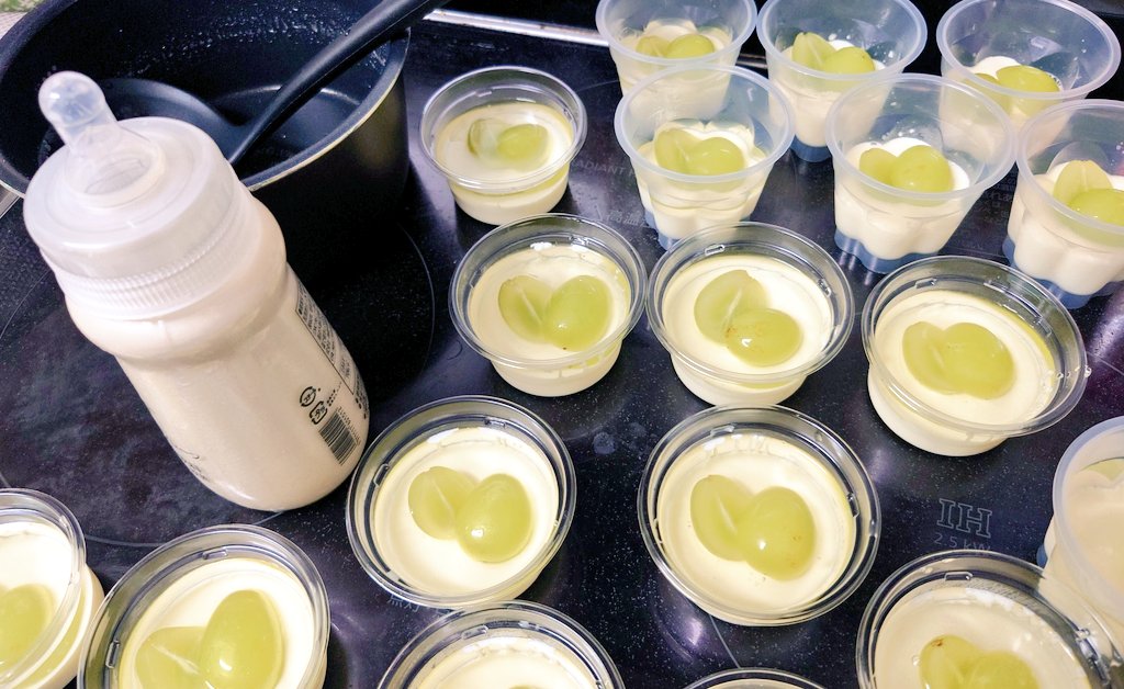 Per1104's tweet photo. 怪異！
酒の入った哺乳瓶片手に夜な夜な菓子を大量生産する独身アラサー女 https://t.co/nAgxNaaXv2