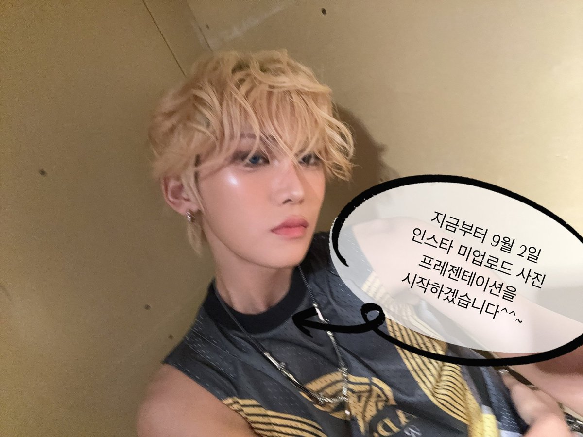 250906 — b.stage 💭 (1/3)

💙: “Hello, this is XLOV’s intern, Hyun Kim,

I will now begin the presentation of the unreleased Instagram photos from September 2nd^^~”

#XLOV #엑스러브 #HYUN
