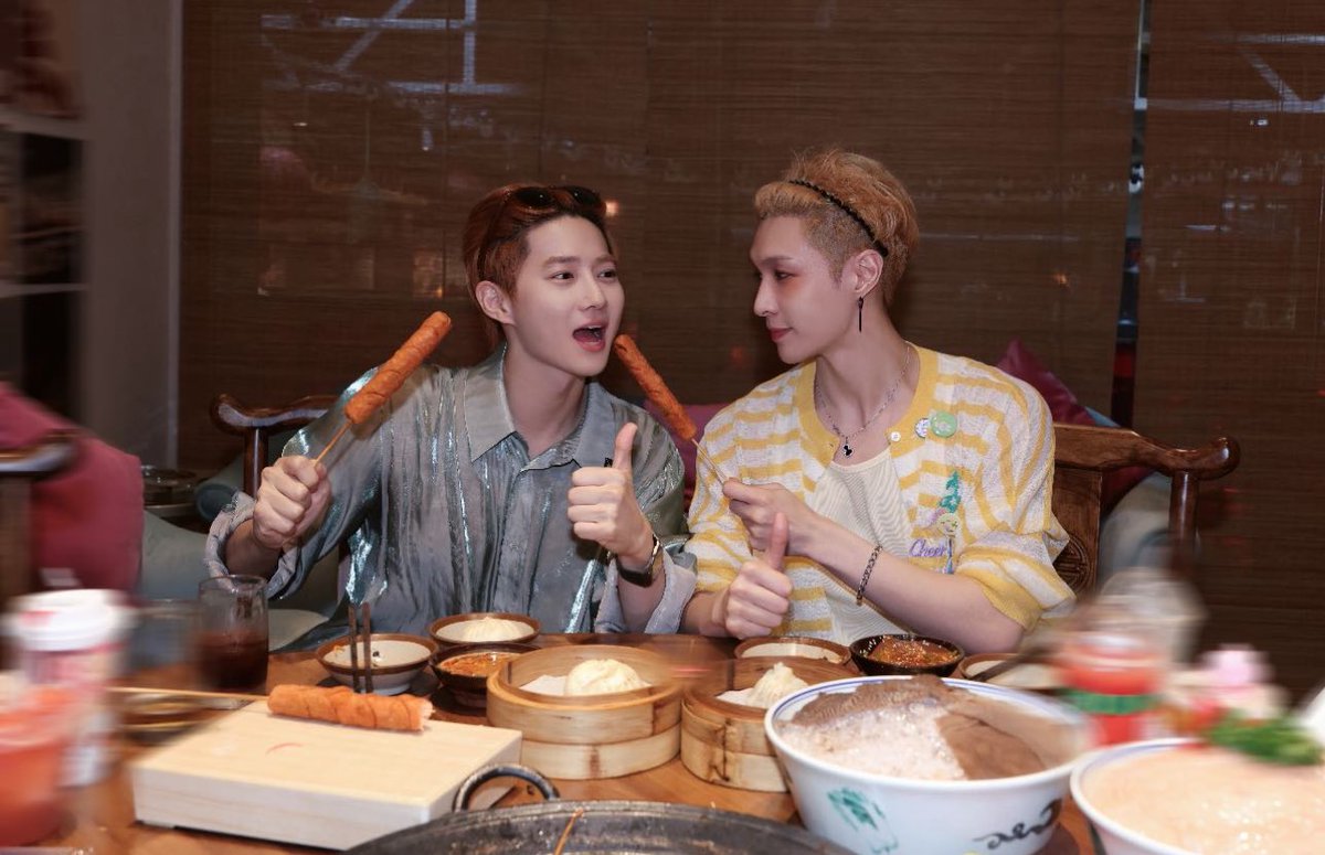 kokokbop's tweet photo. YIXING UPDATE WITH SUHO 😭😭😭😭 https://t.co/J52rqKSBO1