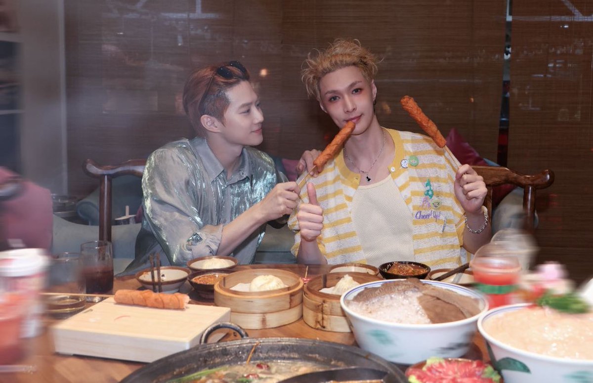 kokokbop's tweet photo. YIXING UPDATE WITH SUHO 😭😭😭😭 https://t.co/J52rqKSBO1