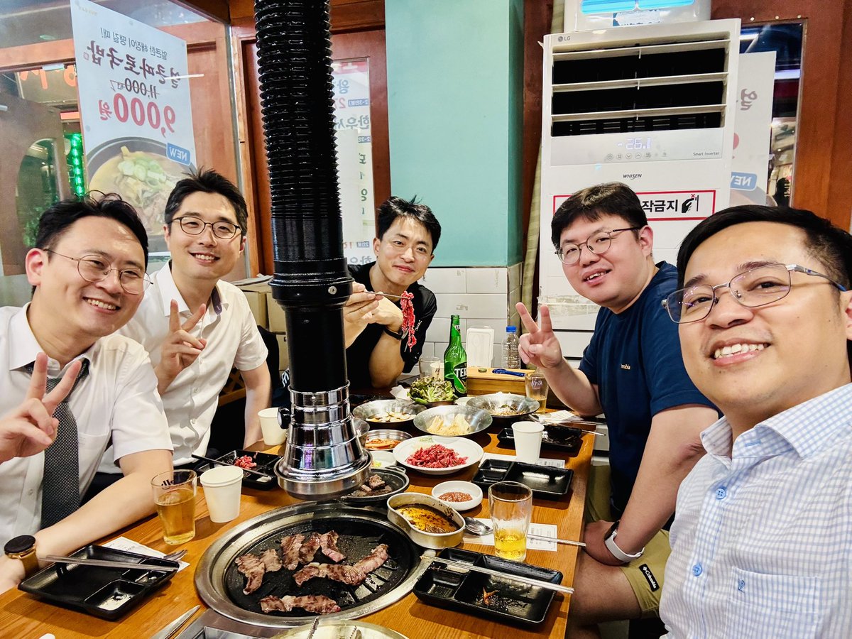 TuanNguyenUro's tweet image. Back in 🇻🇳 after #EAUOS2025 ✈️🇰🇷
Honored to present on robotic partial nephrectomy with AI imaging 🦾🩻
Great to meet mentors &amp;amp; friends, esp. from Asan Medical Center ❤️
Ended with a fun Korean BBQ 🍖🥢

#Urology #RoboticSurgery #KidneyCancer #AIinSurgery #AMC
