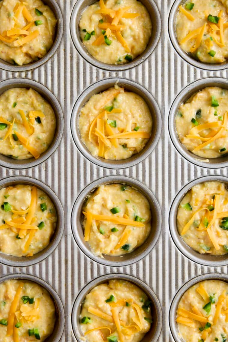 Jalapeno cornbread muffins! Say goodbye to dry, dense cornbread. These muffins are moist + so wonderfully crumbly and buttery. They're so stinking easy to whip up and such a crowd-favorite! Serve warm with butter or a drizzle of honey. 🐝

damndelicious.net/2014/02/08/jal…