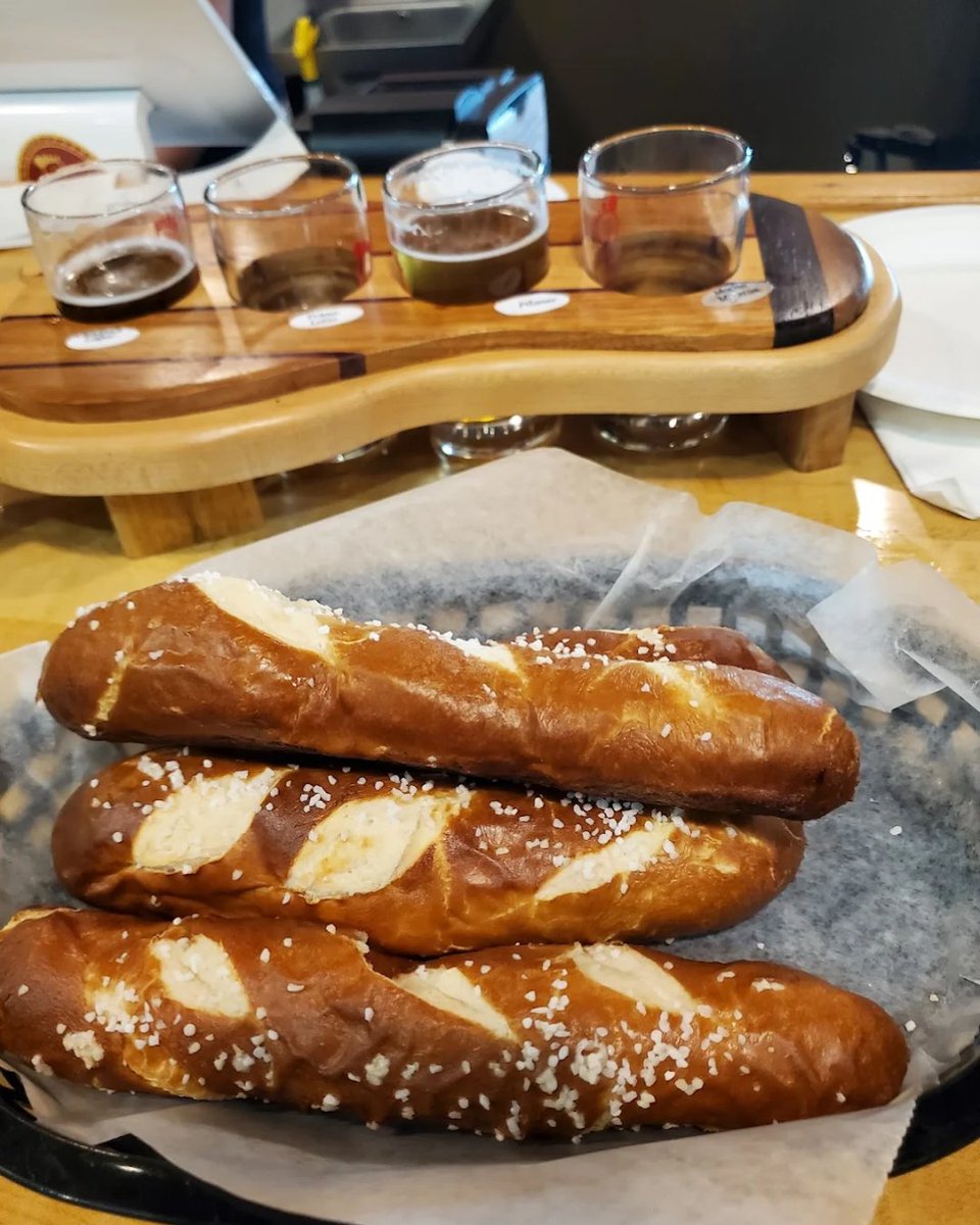Pretzels in one hand, beer in the other — that’s how weekends are done. We're open until 8pm!

📷: George