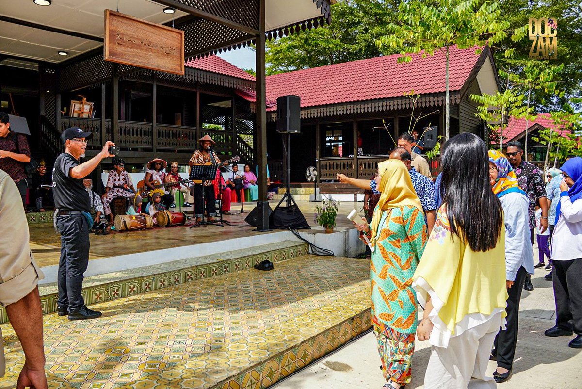 Menjunjung kasih Kebawah Duli Paduka Baginda Tengku Ampuan Pahang, Tunku Azizah Aminah Maimunah Iskandariah Binti Sultan Iskandar Al-Haj, yang telah berkenan bercemar duli berangkat serta menerima kehadiran patik dan isteri ke Temasya Warisan Pahang 2025. 

Paduka Baginda turut