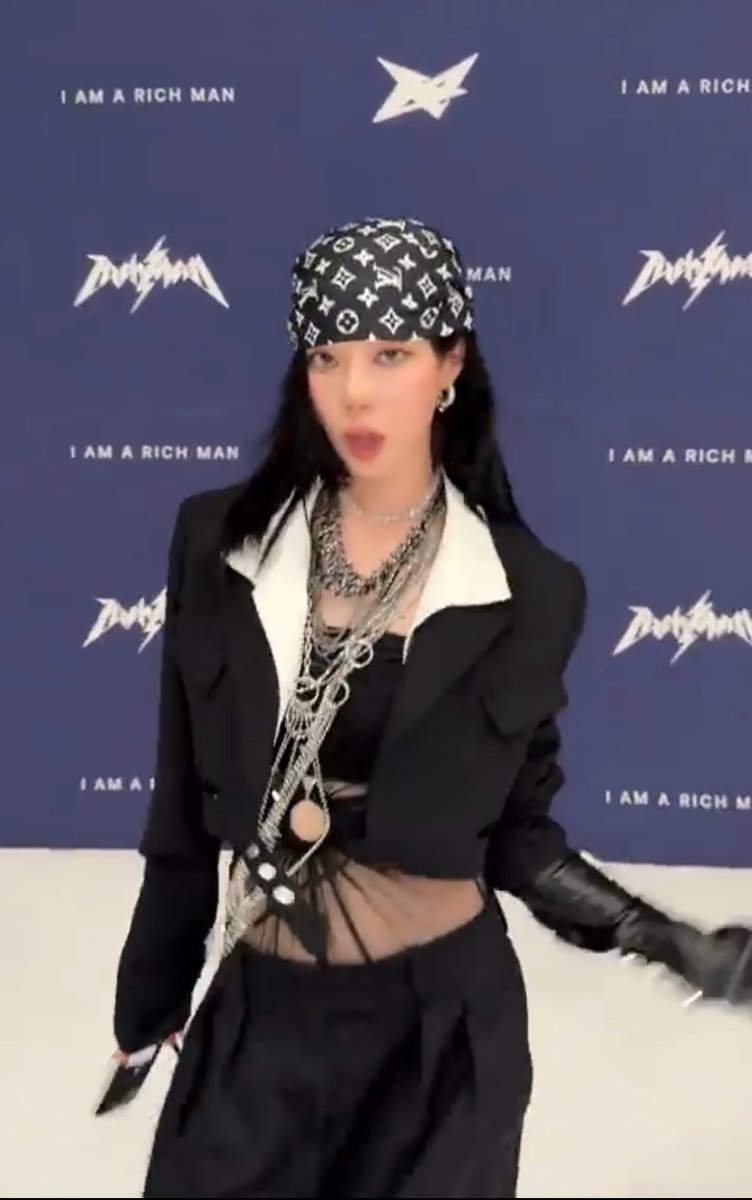 aespology_'s tweet photo. I barely see people talking about it but why did Winter have on the same shirt while everyone else had a different one? Also, I wish her lines weren’t so repetitive. She could’ve had a diff verse. I need @SMTOWNGLOBAL @aespa_official to do better on treating all 4 fairly. https://t.co/8xJYWbjZ9m