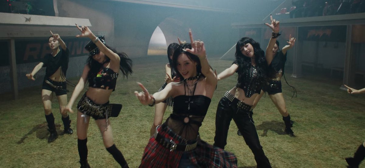 aespology_'s tweet photo. I barely see people talking about it but why did Winter have on the same shirt while everyone else had a different one? Also, I wish her lines weren’t so repetitive. She could’ve had a diff verse. I need @SMTOWNGLOBAL @aespa_official to do better on treating all 4 fairly. https://t.co/8xJYWbjZ9m