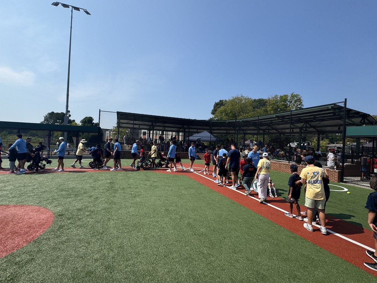CoachForbes_UNC's tweet image. OPENING DAY!
Thanks to @MLoftheTriangle for letting our team help kick off the 2025 Fall Season! Always an honor!
@DiamondHeels