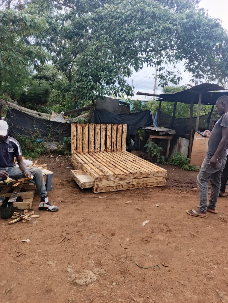 DavidMukim93339's tweet image. Pallet beds 
Frame 1(4*6=7k,5*6=9500)
Frame 2(9k,5*6=14k)
Frame 3(4*6=11,500k,5*6=14k)
Frame 4(4*6..12k,5*6=14,500)
Unlimited designs,paintable any colour and can be customized to any design ...