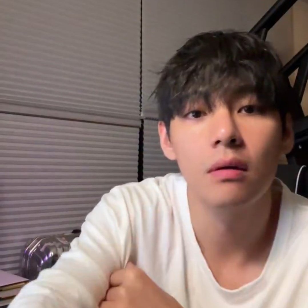 —TRADUCCIÓN DEL LIVE DE #TAEHYUNG EN WEVERSE ✨️🐻💜

🐻Me siento más cómodo así, lo haré así.
*Apagó el video*
🐻¿Qué es eso? ¿Qué debería hacer?
🐻Ah, hoy
🐻¿Qué debería hacer?
🐻 ¿Qué hago?
🐻 La verdad es que no he jugado muchos videojuegos, no sé a qué jugar.(+)