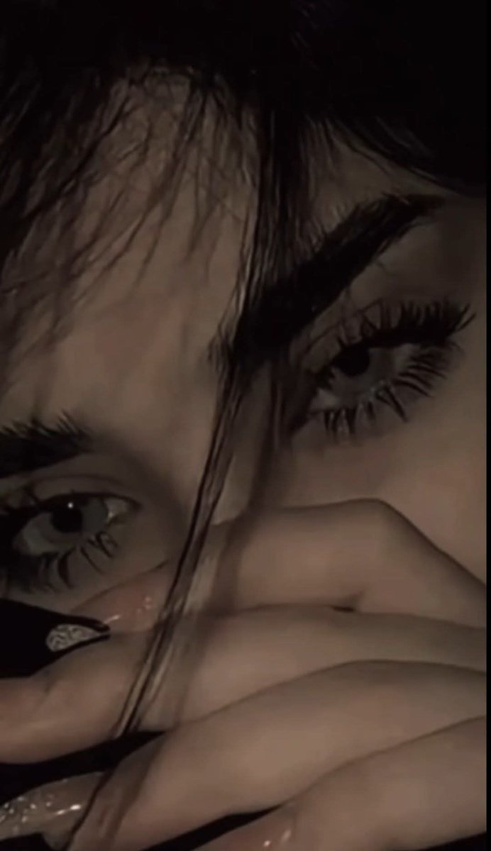 لا شيء يشبهكِ 
ولادنيا تقارن
بحبكِ
رأيت في عينيكِ 
موجاً لا يقاوم
فــ أبحرت
#القبطان