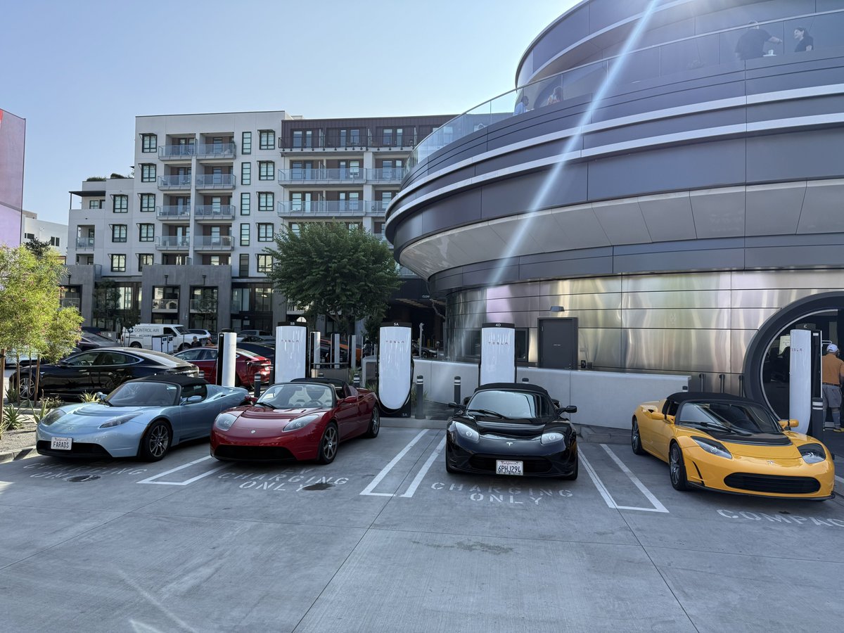 BLKMDL3's tweet image. Here at the Tesla Diner for the Tesla Owners brunch. So cool seeing all the OG Roadsters together.