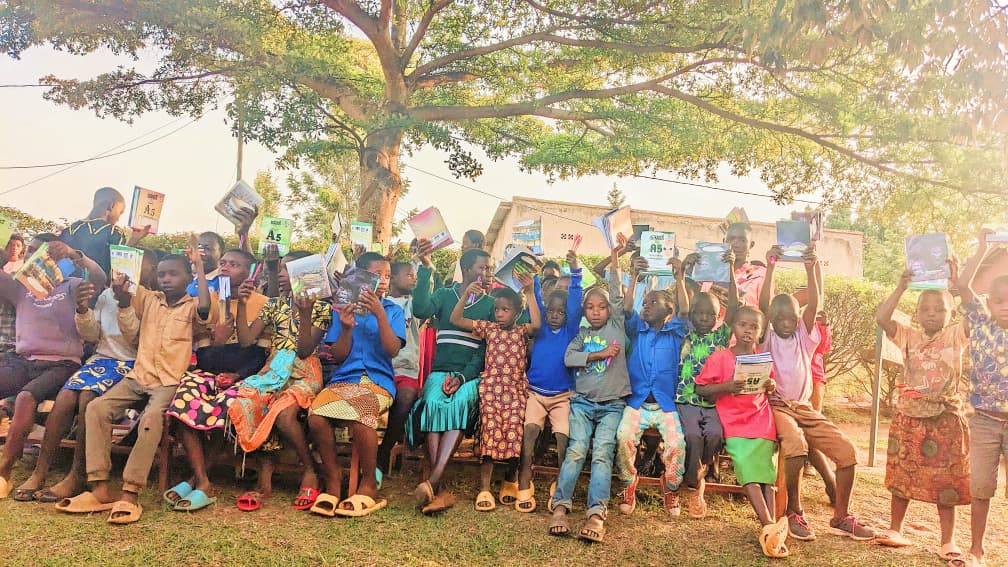 Ejonihez's tweet photo. ✨✨
Kuri uyu wa 5 muri @GisagaraDistr (Kigembe) muri gahunda y'Uburezi kuri buri mwana, dufatanyije n'abaduteye inkunga, twabashije gushikiriza abanyeshuri bagera kuri 65 ibikoresho by'ishuri mu gihe twitegura gutangira umwaka wamashuri 2025-2026.
Mwakoze kwifatanya natwe👏 https://t.co/pmqDUNj13S