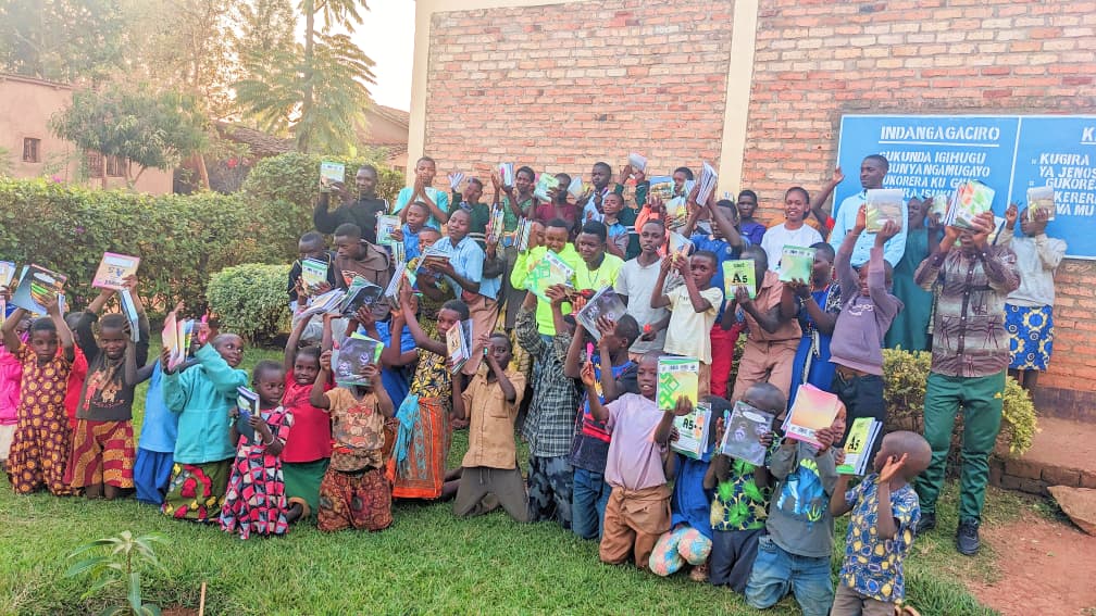 Ejonihez's tweet photo. ✨✨
Kuri uyu wa 5 muri @GisagaraDistr (Kigembe) muri gahunda y'Uburezi kuri buri mwana, dufatanyije n'abaduteye inkunga, twabashije gushikiriza abanyeshuri bagera kuri 65 ibikoresho by'ishuri mu gihe twitegura gutangira umwaka wamashuri 2025-2026.
Mwakoze kwifatanya natwe👏 https://t.co/pmqDUNj13S