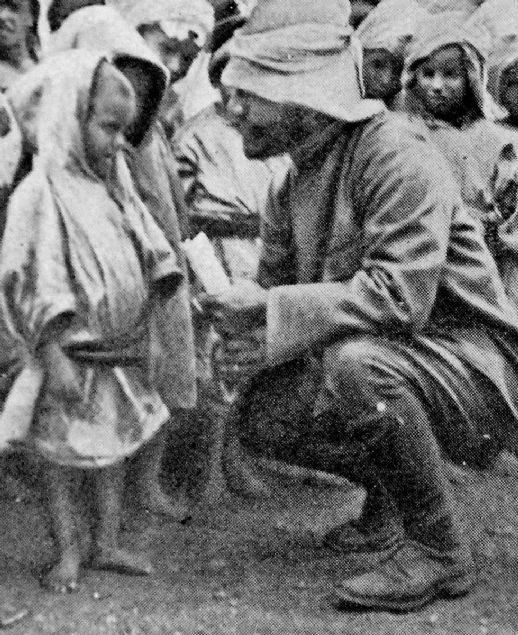 📸 Atatürk’ün fotoğraflarına bakınca, bir liderin en yüce hâlinde aslında çok iyi bir insan görürsün.

Salıncakta çocuk gibi gülen, denizi seven, hayvanları kucaklayan, çocuklarla diz çöküp konuşan bir insan…

🧵 Gelin, fotoğraflardaki Atatürk’ü konuşalım: