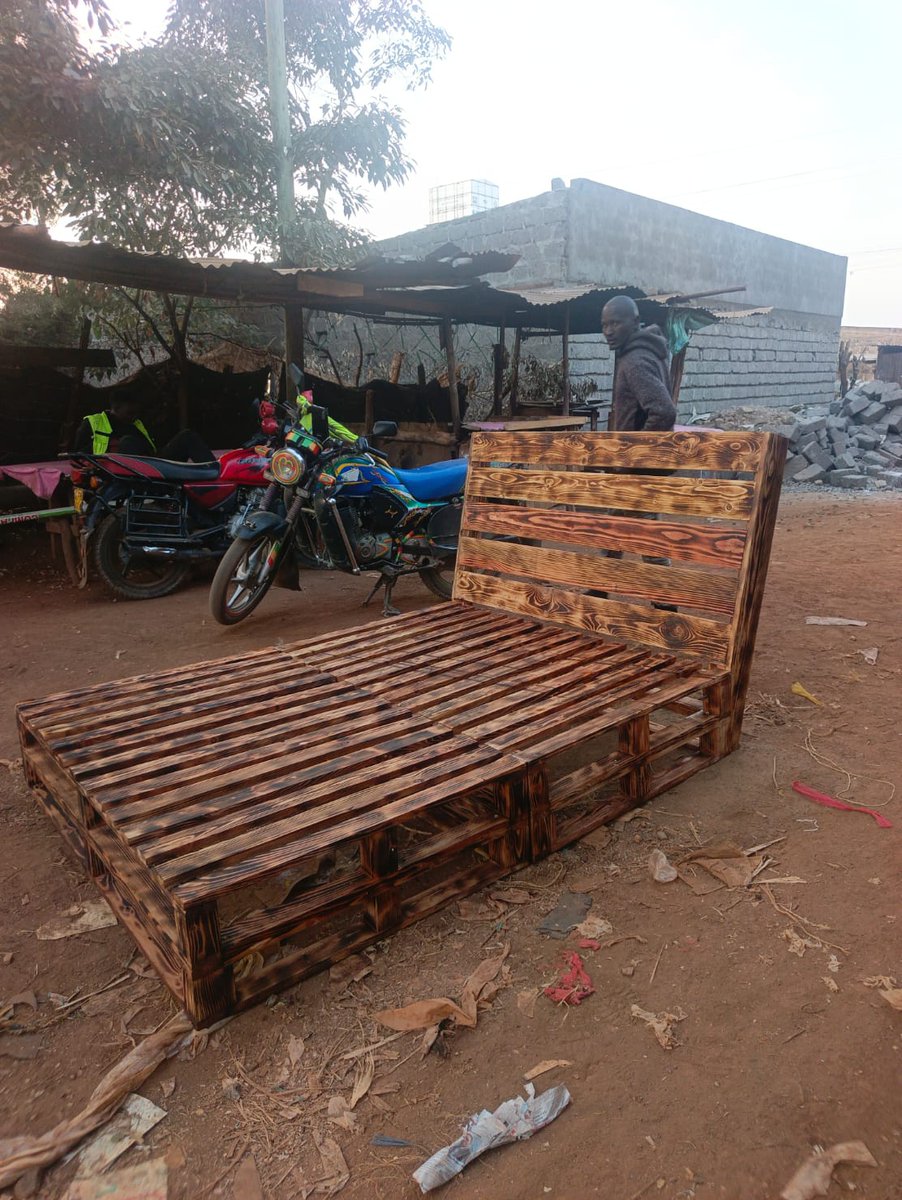 DavidMukim93339's tweet image. Pallet beds 
Frame 1(4*6=7k,5*6=9500)
Frame 2(9k,5*6=14k)
Frame 3(4*6=11,500k,5*6=14k)
Frame 4(4*6..12k,5*6=14,500)
Unlimited designs,paintable any colour and can be customized to any design ...