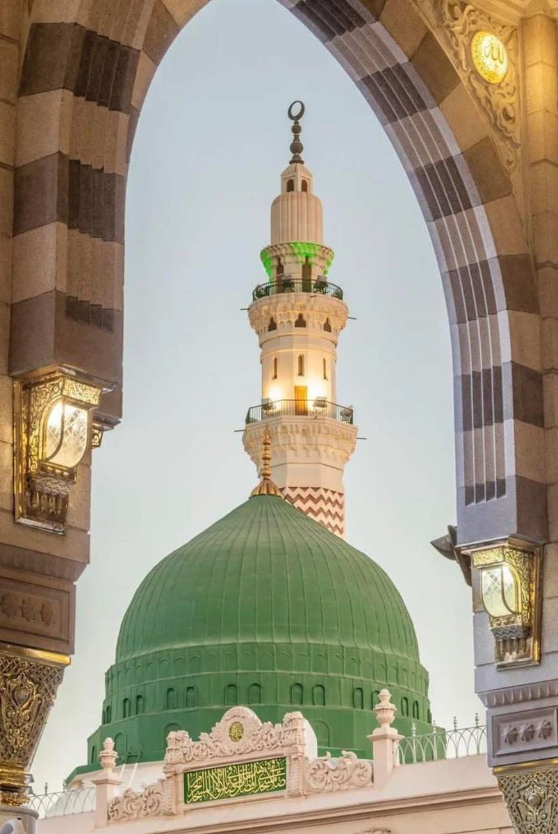 عرشِ اَعظم پر پھریرا ہے شہِ اَبرار کا
بجتا ہے کونین میں ڈَنکا مرے سرکار کا