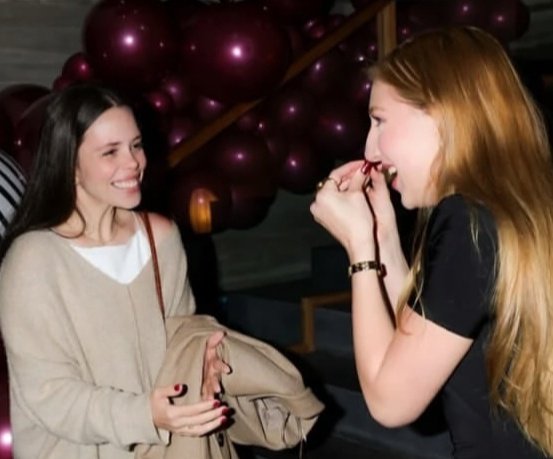 Fabi em nova foto junto com Luisa Bresser em seu aniversário, onde também curtiu o post 🎂