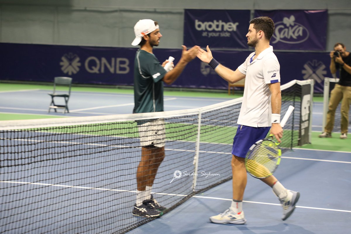 KortDergisi's tweet photo. TED Open İstanbul Challenger Tek erkekler ikinci yarı final maçında Kolombiyalı Nicolas Mejia 6-3, 6-1 ile İtalyan Luca Potenza'yı mağlup ederek finale yükseldi.

Finalde rakibi Alex Molcan.
Maç yarın 14.30'da.

📸 @serdarsozkesen https://t.co/SJYbNPfHUc