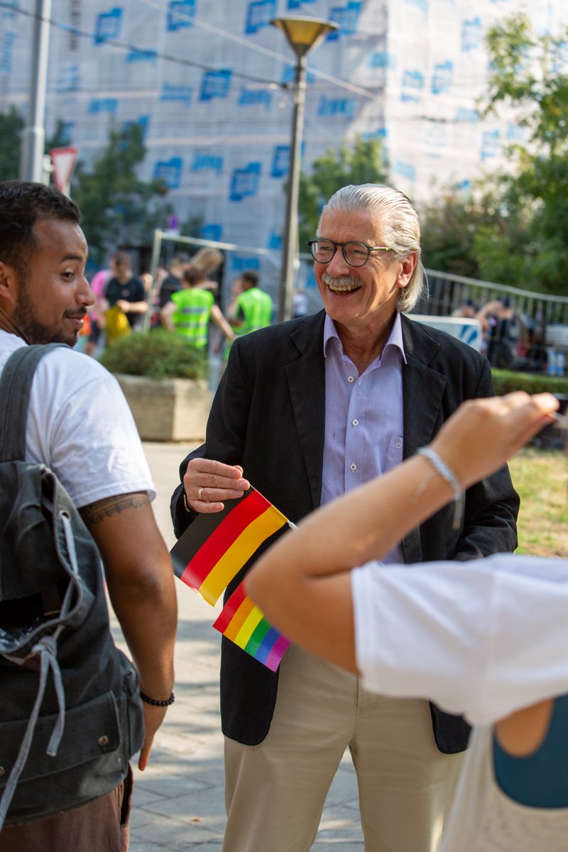 🌈 Delegacija EU u Srbiji, kolege iz ambasada država članica EU i međunarodnih organizacija na Beograd Prajdu 2025.

Ravnopravnost, sloboda i poštovanje ljudskih prava su temeljne vrednosti 🇪🇺

Zajedno šaljemo jasnu poruku: svako zaslužuje da živi slobodno i bez diskriminacije 🕊️