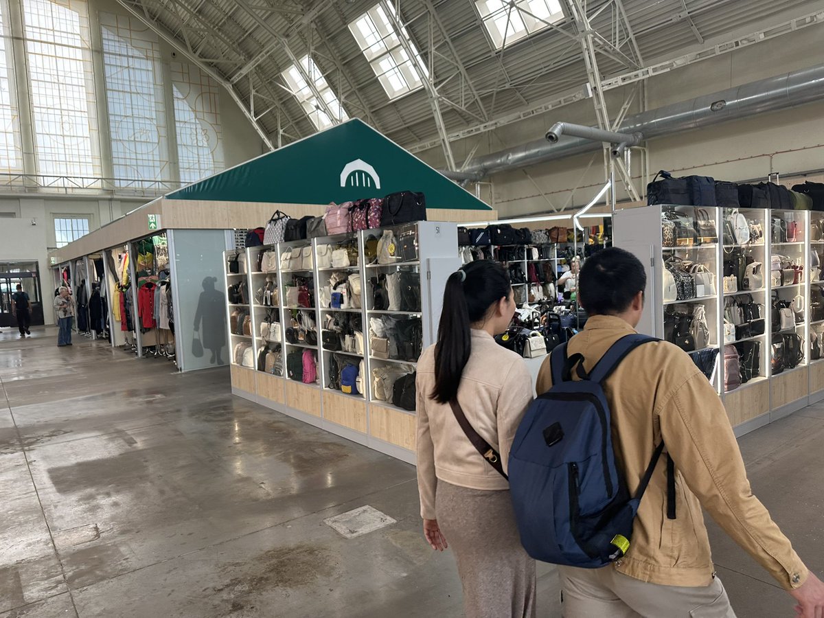 Centrāltirgus SAKŅU paviljons. Trakāk grūti iedomāties - izskatās kā  kaut kāds neizdevies 90 gadu Sporta pils ļoti žēls pakaļdarinājums. Ventilāciju taisīja, kad vēl bija sakņu paviljons, tāpēc jautājums cik šis humpalpaviljons izmaksāja?