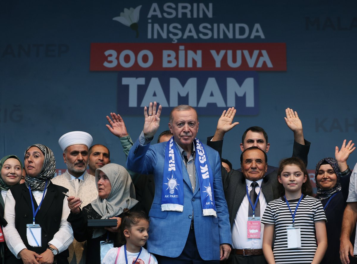 RTErdogan's tweet photo. 6 Şubat gecesi, maalesef dünya tarihinin en yıkıcı afetlerinden birini yaşadık.

Bu derdi yüreğimizin en derininde, hem de tüm ağırlığıyla hissettik.

Ama bu dert, aynı zamanda bize dayanışmayı, bir ve beraber olmayı, yeniden başlamayı öğretti.                                    

“Allah yeniden başlayanların yardımcısıdır” diyerek hemen kolları sıvadık.

Milletimizle el ele vererek “bu yaraları saracağız, şehirlerimizi yeniden ayağa kaldıracağız” dedik.

Devletimizin tüm kurumları canını dişine takarak 7 gün 24 saat çalıştı.

Kaybettiğimiz vatandaşlarımızı geri getiremesek de kısa sürede enkazları kaldırdık, yaraları sardık, umutları sıfırdan yeşertmeyi başardık.

Bugün Malatya’da 300 bininci konutumuzu depremzede kardeşlerimize teslim ettik. 

Hak sahibi her bir vatandaşımızın bu hanelerde gönül huzuruyla, ağız tadıyla, sıhhat ve afiyet içinde oturmasını temenni ediyorum.