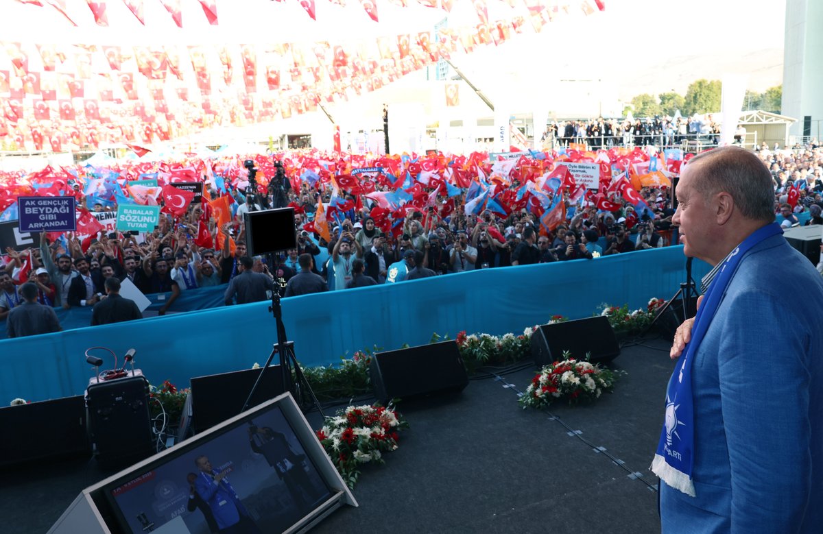RTErdogan's tweet photo. 6 Şubat gecesi, maalesef dünya tarihinin en yıkıcı afetlerinden birini yaşadık.

Bu derdi yüreğimizin en derininde, hem de tüm ağırlığıyla hissettik.

Ama bu dert, aynı zamanda bize dayanışmayı, bir ve beraber olmayı, yeniden başlamayı öğretti.                                    

“Allah yeniden başlayanların yardımcısıdır” diyerek hemen kolları sıvadık.

Milletimizle el ele vererek “bu yaraları saracağız, şehirlerimizi yeniden ayağa kaldıracağız” dedik.

Devletimizin tüm kurumları canını dişine takarak 7 gün 24 saat çalıştı.

Kaybettiğimiz vatandaşlarımızı geri getiremesek de kısa sürede enkazları kaldırdık, yaraları sardık, umutları sıfırdan yeşertmeyi başardık.

Bugün Malatya’da 300 bininci konutumuzu depremzede kardeşlerimize teslim ettik. 

Hak sahibi her bir vatandaşımızın bu hanelerde gönül huzuruyla, ağız tadıyla, sıhhat ve afiyet içinde oturmasını temenni ediyorum.