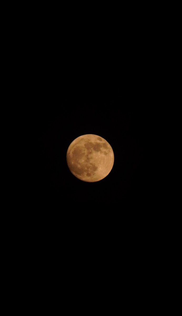 Purplewithtae_'s tweet photo. today’s moon is so beautiful https://t.co/VYkQlQPdgj