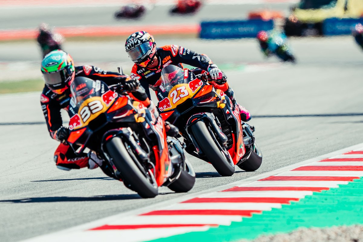 KTM_Racing's tweet photo. 😮‍💨🫣

#KTM #ReadyToRace #CatalanGP https://t.co/w8sLOgjz60