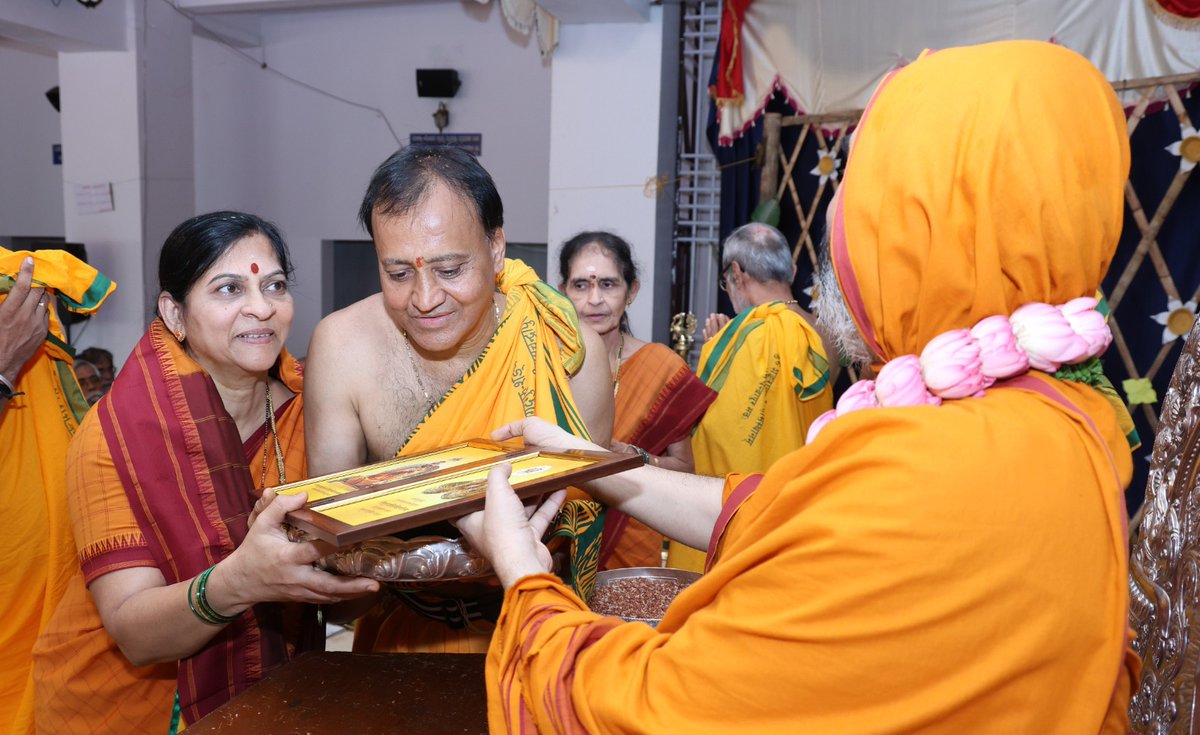 Sri RamachandrapuraMatha 🕉️ (@shankarapeetha) on Twitter photo #ಸ್ವಭಾಷಾ_ಚಾತುರ್ಮಾಸ್ಯ - ದಿನ 59
ಮರೆತುಹೋದ ಮನೆಮಾತನ್ನು ಮರಳಿ ನೆನಪಿಸಿಕೊಡುವ ಮಹಾಪರ್ವ
*ಸರ್ವಸೇವೆ: ಭಾರತ ಮಂಡಲಾoತರ್ಗತ ಮುಂಬಯಿ, ಪುಣೆ, ಡೊಂಬಿವಿಲಿ, ಚೆನ್ನೈ, ಹೈದರಾಬಾದ್ ವಲಯಗಳು
06-09-2025
ಅಶೋಕೆ, ಗೋಕರ್ಣ
#Swabhasha #Chaturmasya #ಸ್ವಭಾಷಾ_ಚಾತುರ್ಮಾಸ್ಯ - ದಿನ 59
ಮರೆತುಹೋದ ಮನೆಮಾತನ್ನು ಮರಳಿ ನೆನಪಿಸಿಕೊಡುವ ಮಹಾಪರ್ವ
*ಸರ್ವಸೇವೆ: ಭಾರತ ಮಂಡಲಾoತರ್ಗತ ಮುಂಬಯಿ, ಪುಣೆ, ಡೊಂಬಿವಿಲಿ, ಚೆನ್ನೈ, ಹೈದರಾಬಾದ್ ವಲಯಗಳು
06-09-2025
ಅಶೋಕೆ, ಗೋಕರ್ಣ
#Swabhasha #Chaturmasya