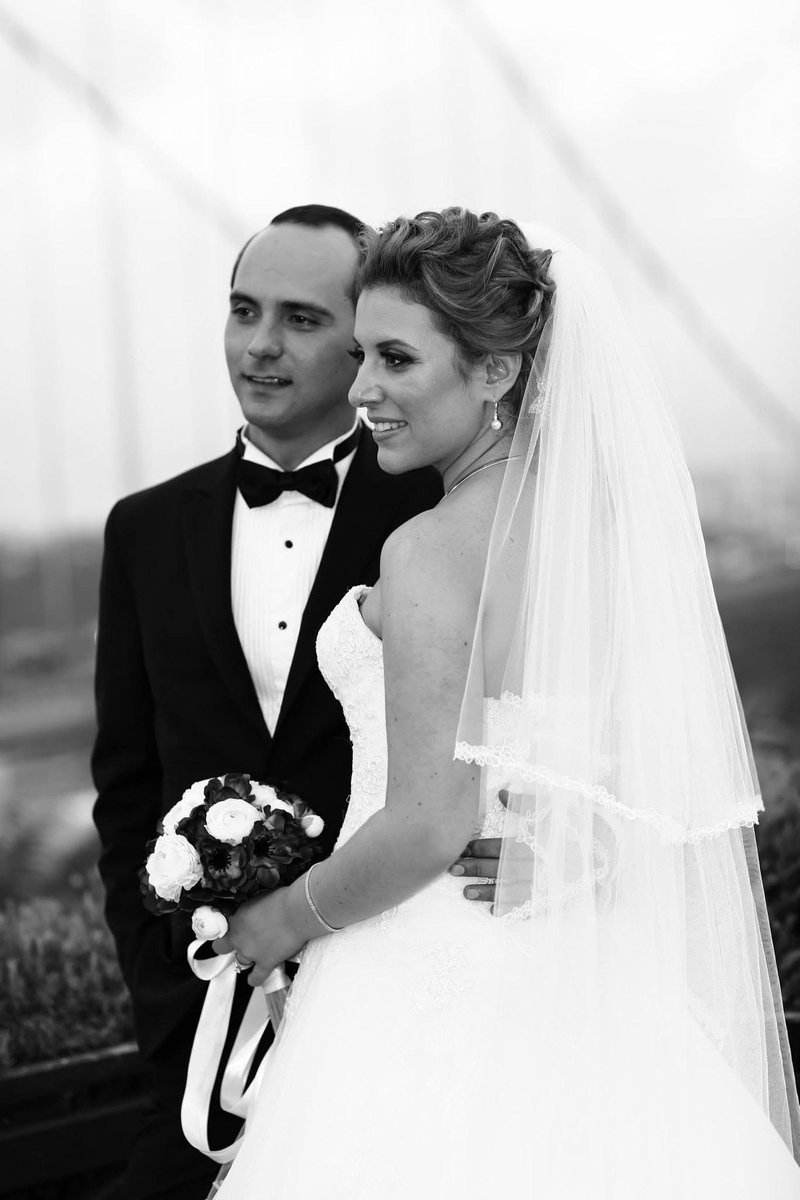 İyi günde kötü günde biz.

11 yıldır eşim, hayat arkadaşım…

3,5 yıldır görüşçüm, sesim, nefesim…

Hayatımın en zor günlerinde senin varlığın ve gayretinle güç buluyorum. Şimdi Silivri’de, hücremde, tek başıma olmadığımı biliyorum. Sen her şeyi iyileştirensin. Varlığına