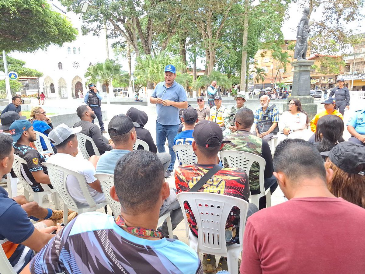 El INTT, oficina Guasipati, desde la Plaza Bolívar del municipio El Callao, en sinergia a los organismos de seguridad imparten charla de seguridad y educación vial a motorizados, para acompañar la campaña "Si enciendes tu moto, no apagues tu vida".