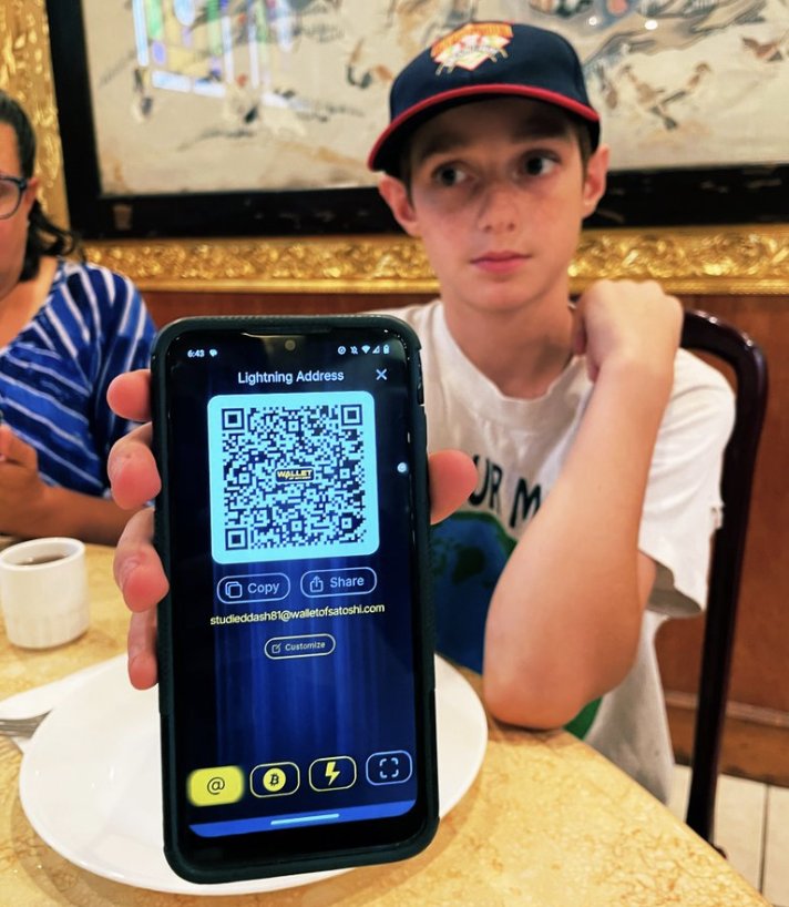 CryptoNewsHntrs's tweet photo. ππ NEW: 13-YEAR-OLD LITTLE BROTHER GETS HIS 1st #BITCOIN FOR HIS BIRTHDAY! ππ
#Bitcoin #CryptoGift #CryptoBirthday #NextGenInvestor #YoungHodler https://t.co/SW4vFUKyk3